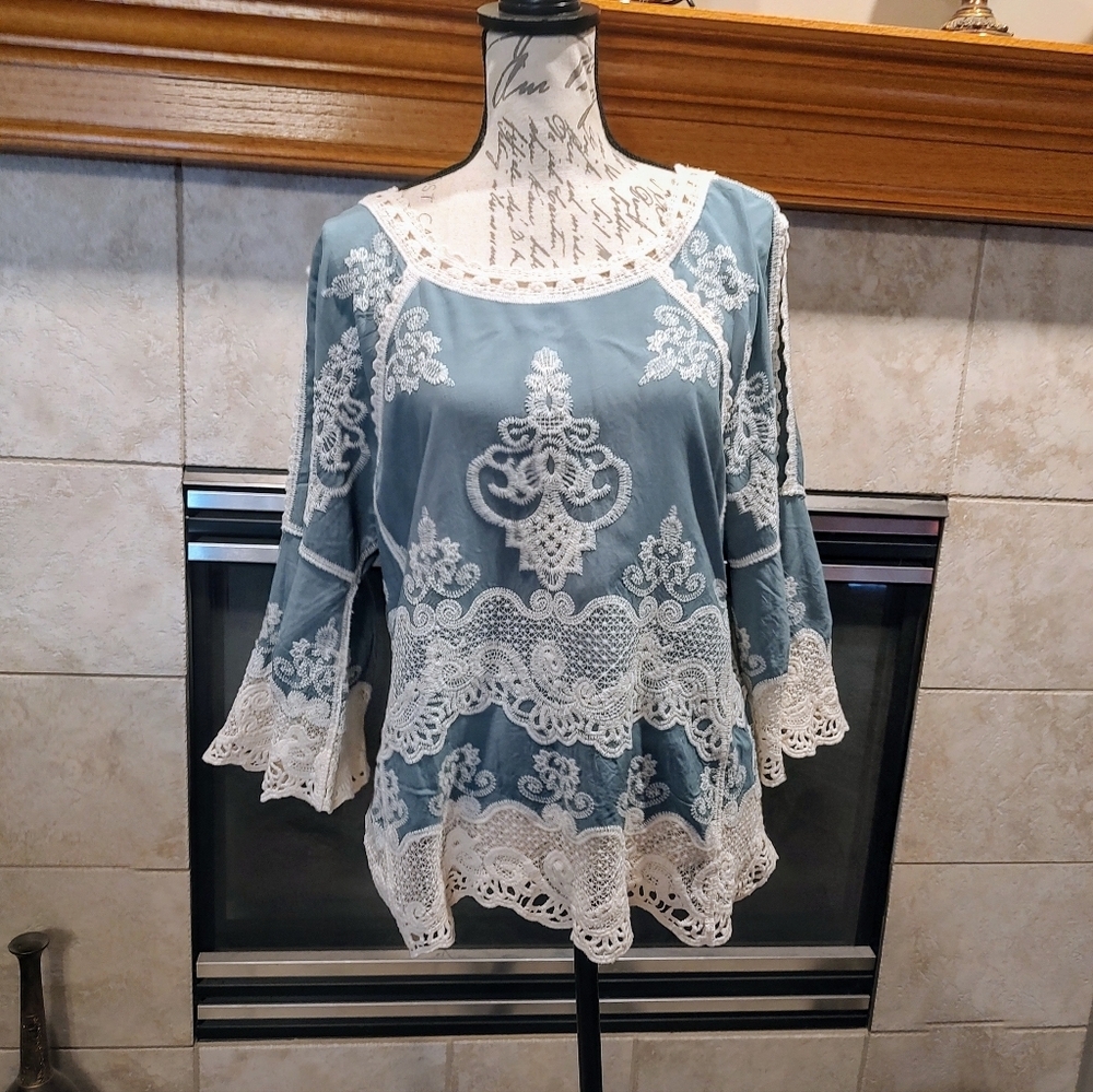 Democracy Baggy Small Lace Cold Shoulder Top! - Picture 4 of 13